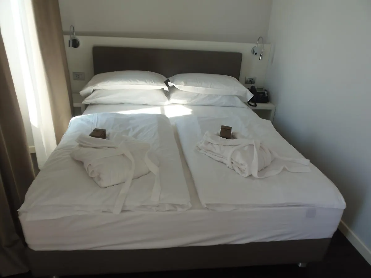 Albergo Dongo 3*,