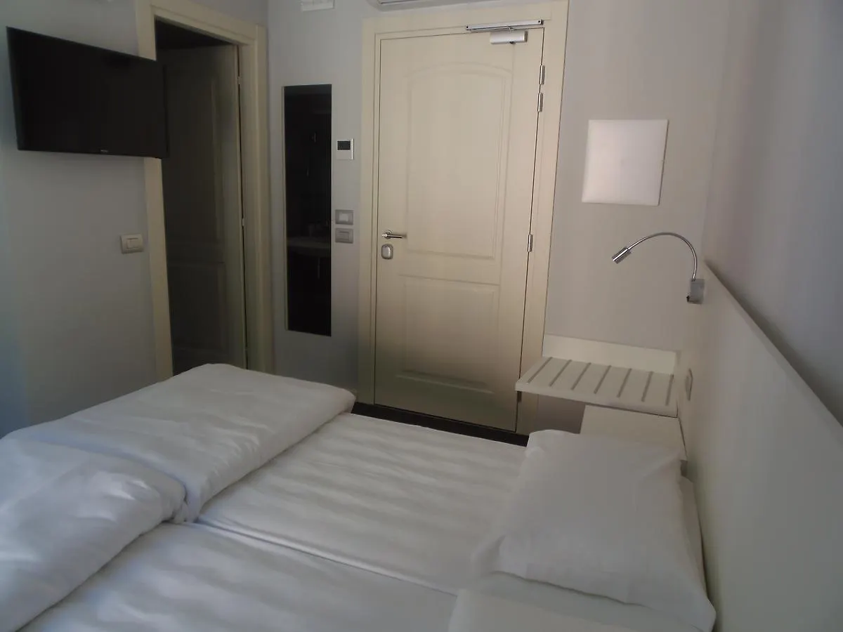Albergo Dongo 3*,
