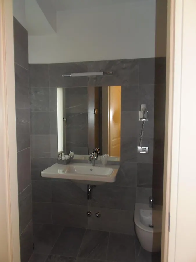 Albergo Dongo 3*,